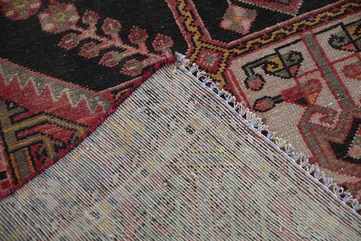 red Accent rug 3' 11" x 5' 6"