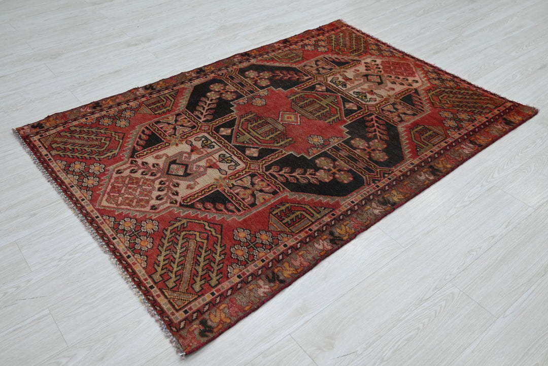 red Accent rug 3' 11" x 5' 6"