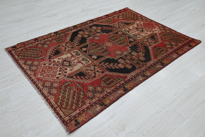 red Accent rug 3' 11" x 5' 6"