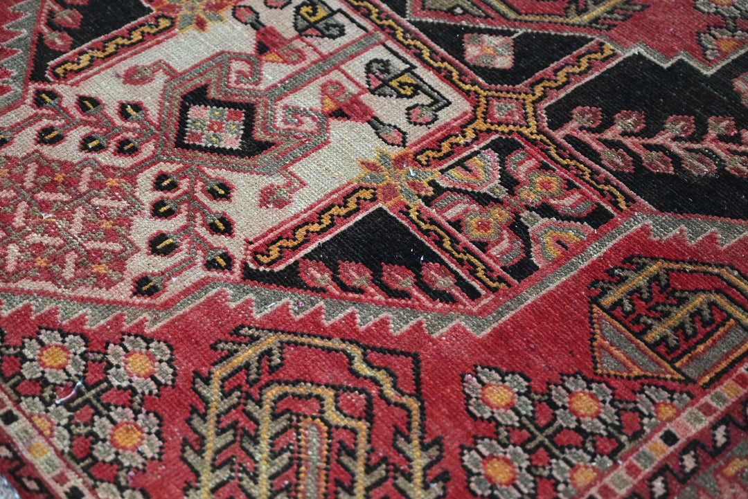 red Accent rug 3' 11" x 5' 6"