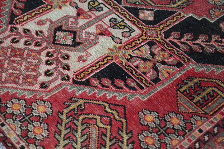 red Accent rug 3' 11" x 5' 6"