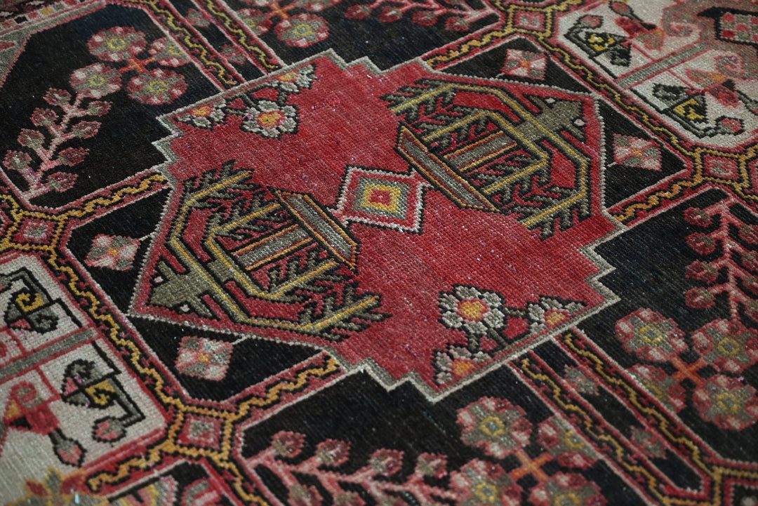 red Accent rug 3' 11" x 5' 6"