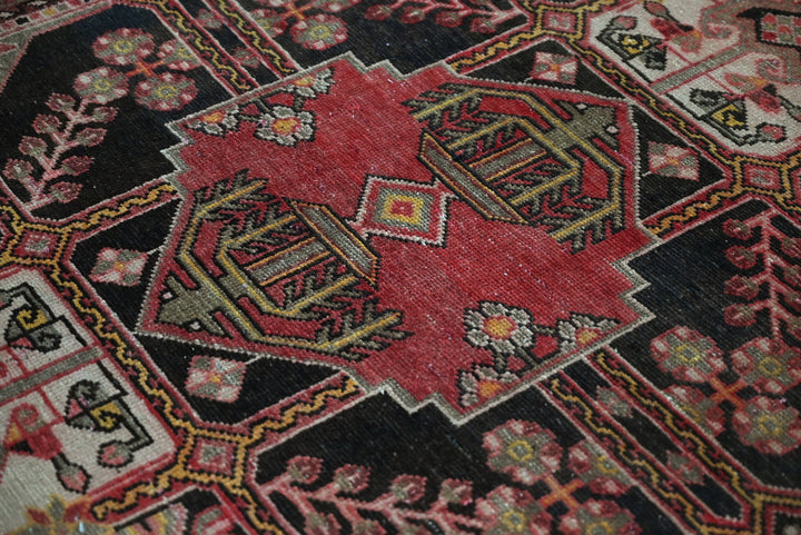 red Accent rug 3' 11" x 5' 6"