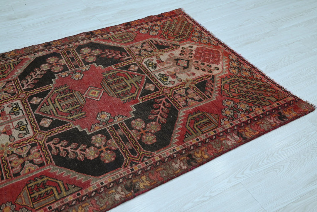 red Accent rug 3' 11" x 5' 6"