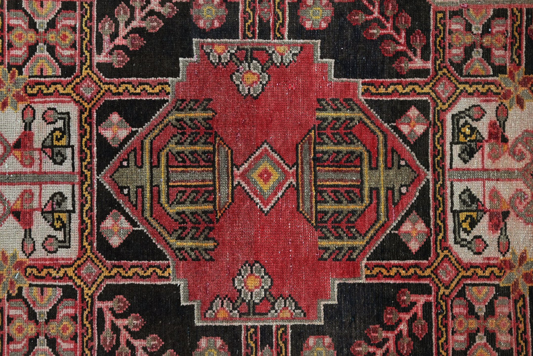 red Accent rug 3' 11" x 5' 6"