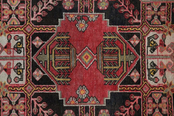 red Accent rug 3' 11" x 5' 6"