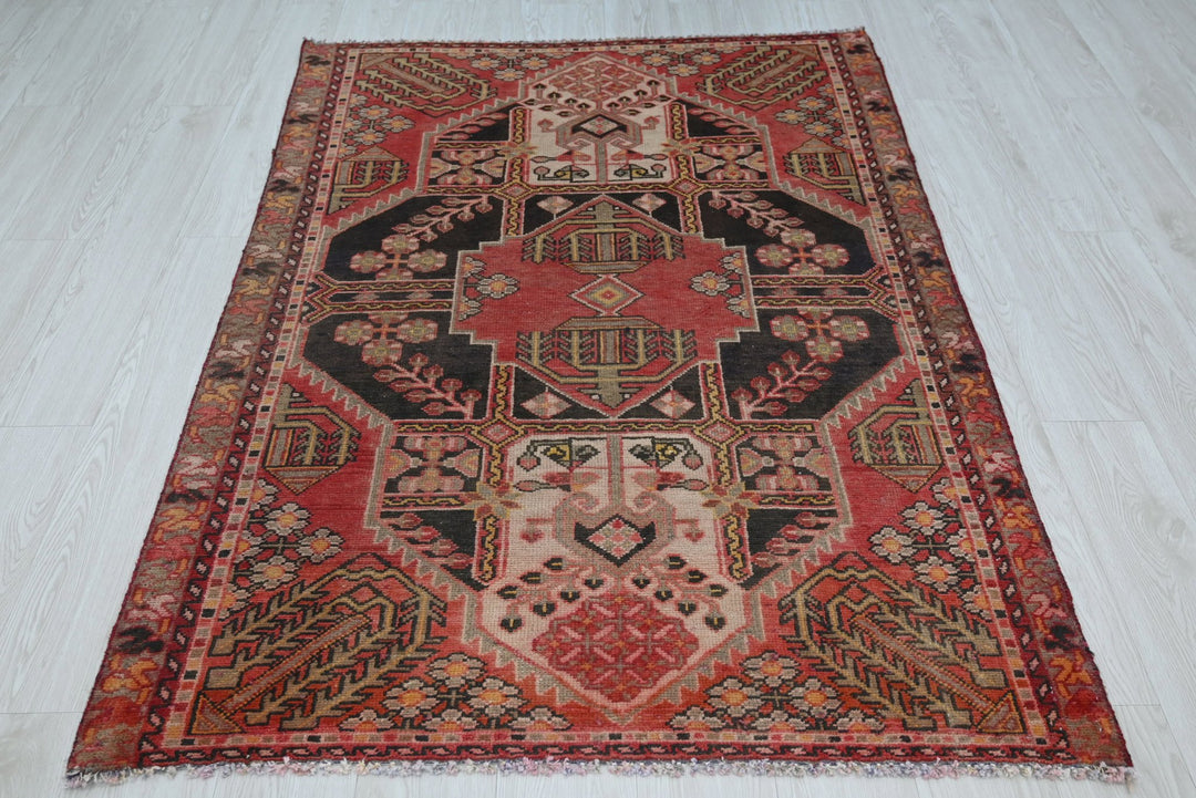 red Accent rug 3' 11" x 5' 6"