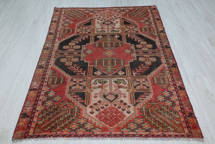 red Accent rug 3' 11" x 5' 6"