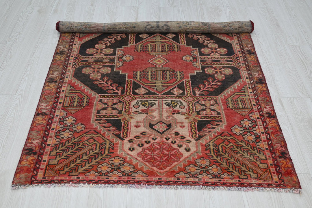 red Accent rug 3' 11" x 5' 6"