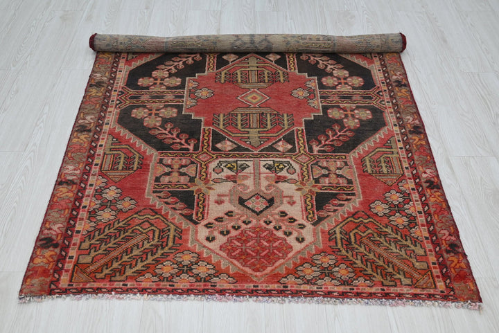 red Accent rug 3' 11" x 5' 6"
