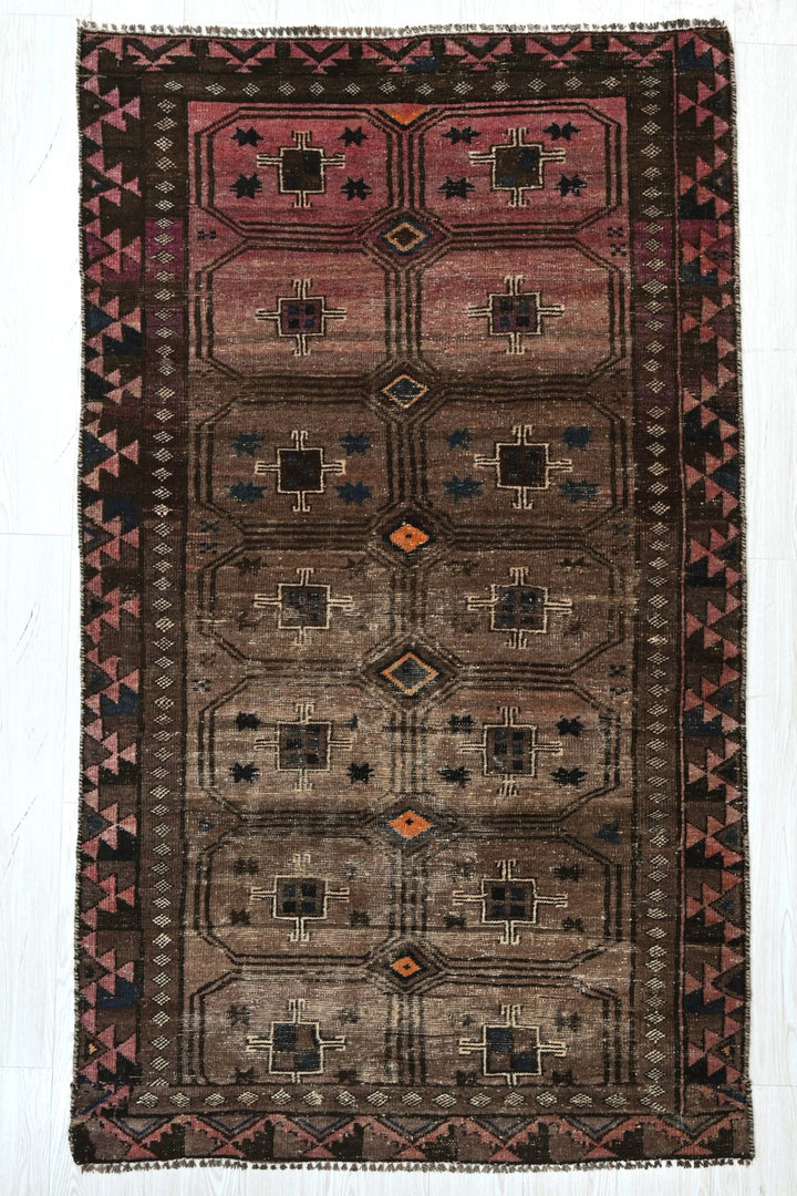 brown Accent rug 3' 7" x 6' 5"