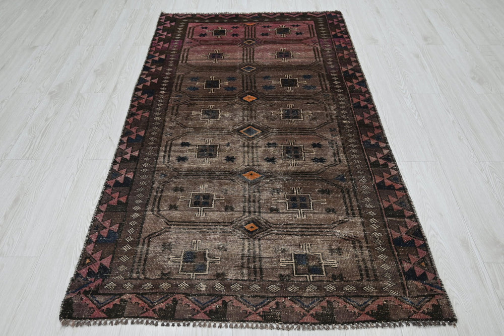 brown Accent rug 3' 7" x 6' 5"