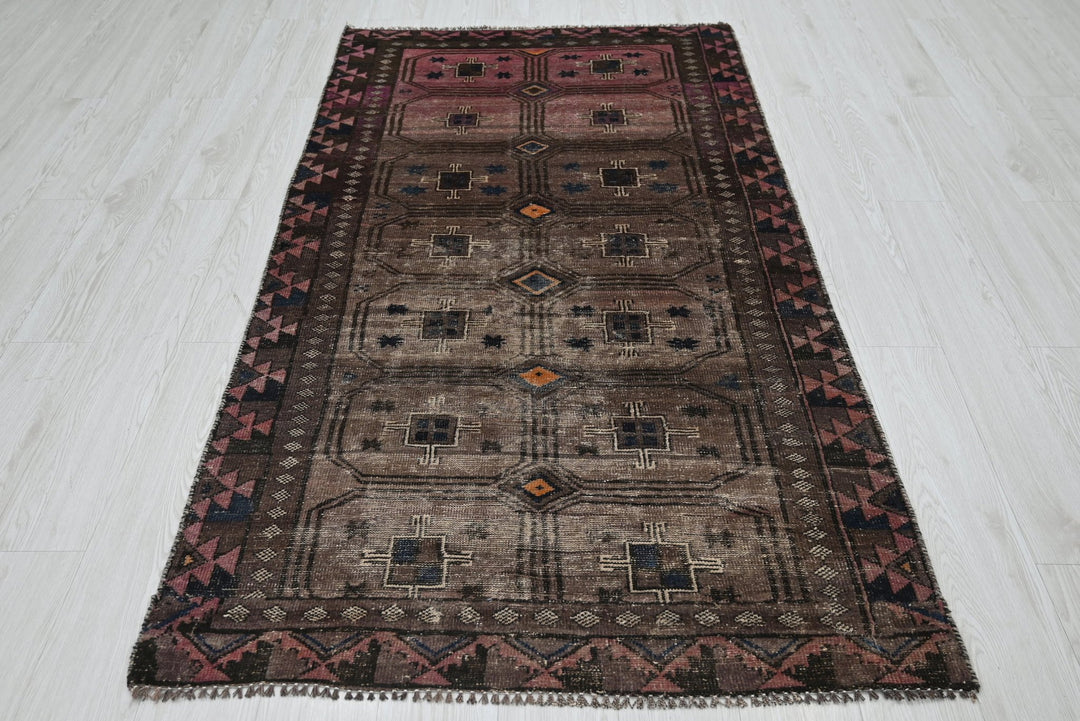 brown Accent rug 3' 7" x 6' 5"