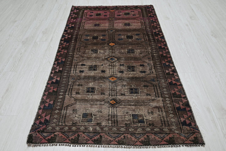 brown Accent rug 3' 7" x 6' 5"