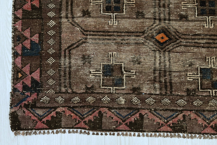 brown Accent rug 3' 7" x 6' 5"