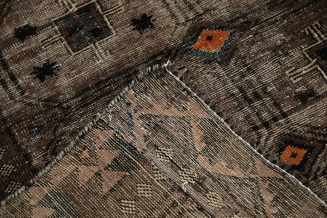 brown Accent rug 3' 7" x 6' 5"