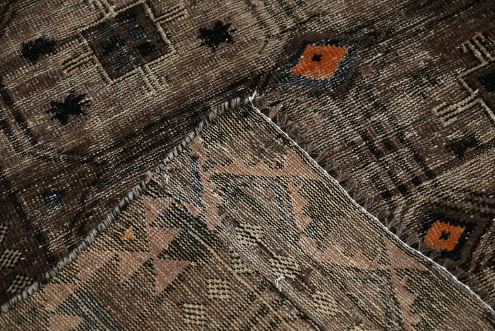 brown Accent rug 3' 7" x 6' 5"