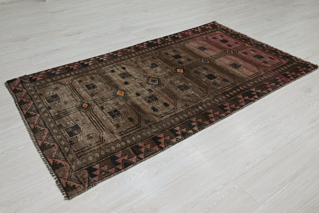 brown Accent rug 3' 7" x 6' 5"