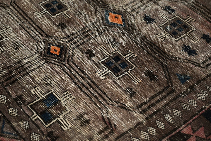 brown Accent rug 3' 7" x 6' 5"