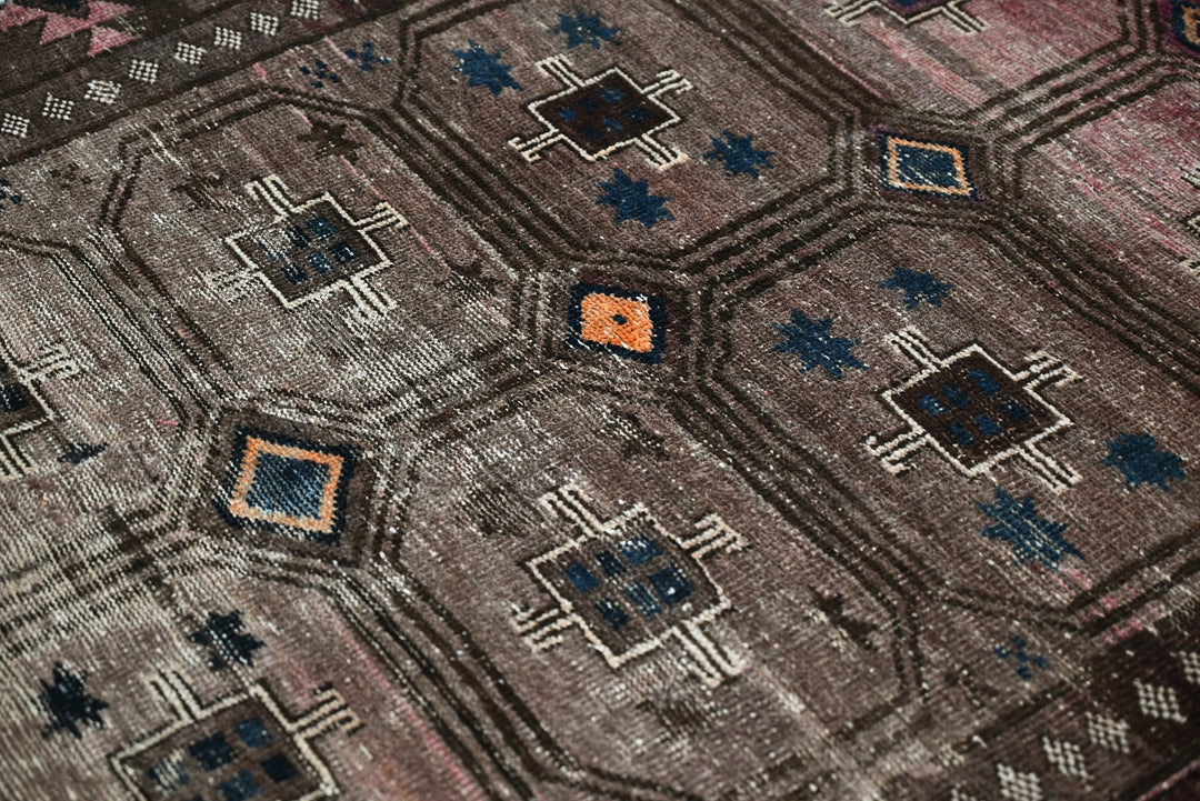 brown Accent rug 3' 7" x 6' 5"
