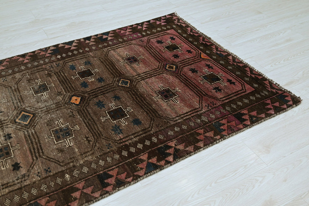 brown Accent rug 3' 7" x 6' 5"