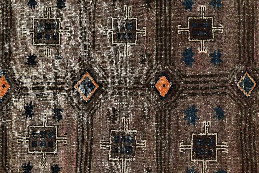 brown Accent rug 3' 7" x 6' 5"