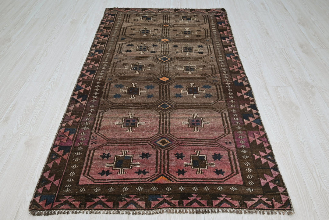 brown Accent rug 3' 7" x 6' 5"