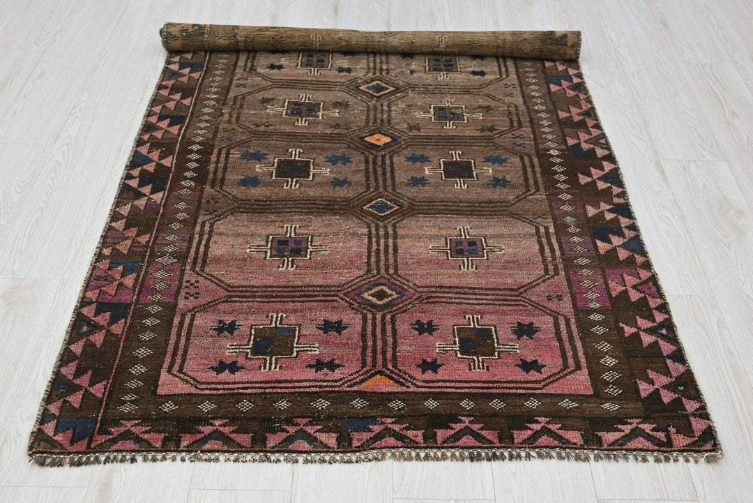 brown Accent rug 3' 7" x 6' 5"