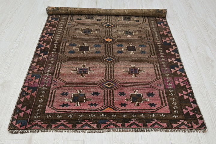 brown Accent rug 3' 7" x 6' 5"