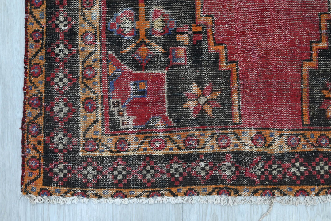 red Accent rug 3' 8" x 5' 9"