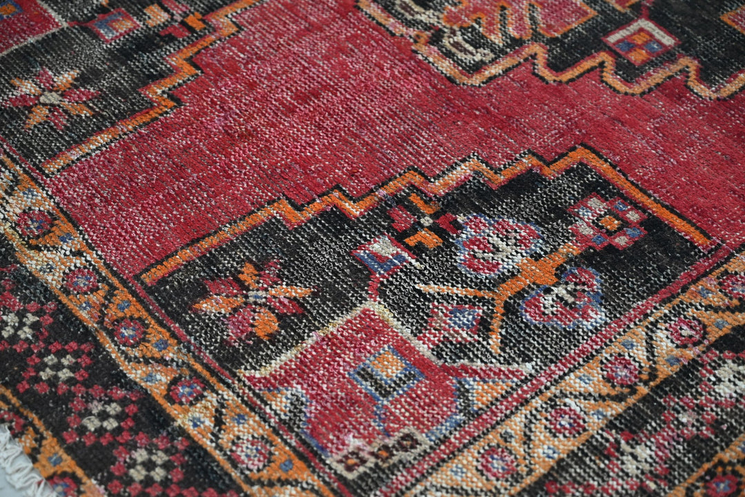 red Accent rug 3' 8" x 5' 9"