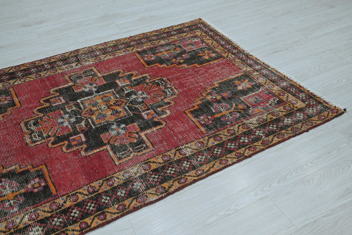 red Accent rug 3' 8" x 5' 9"