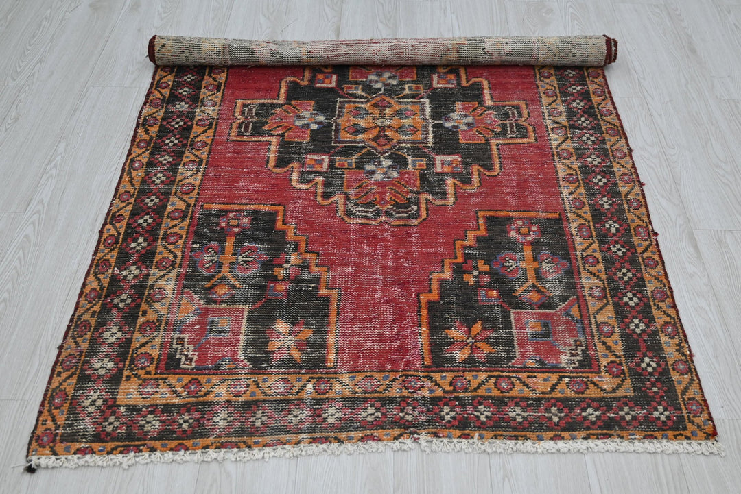 red Accent rug 3' 8" x 5' 9"