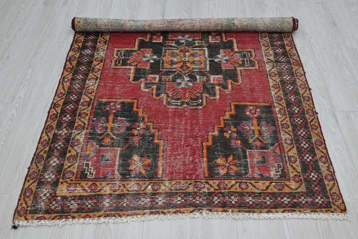 red Accent rug 3' 8" x 5' 9"