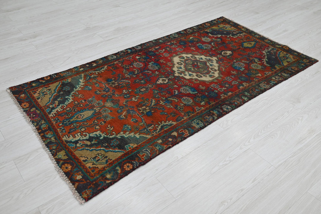 red Accent rug 3' 0" x 5' 10"