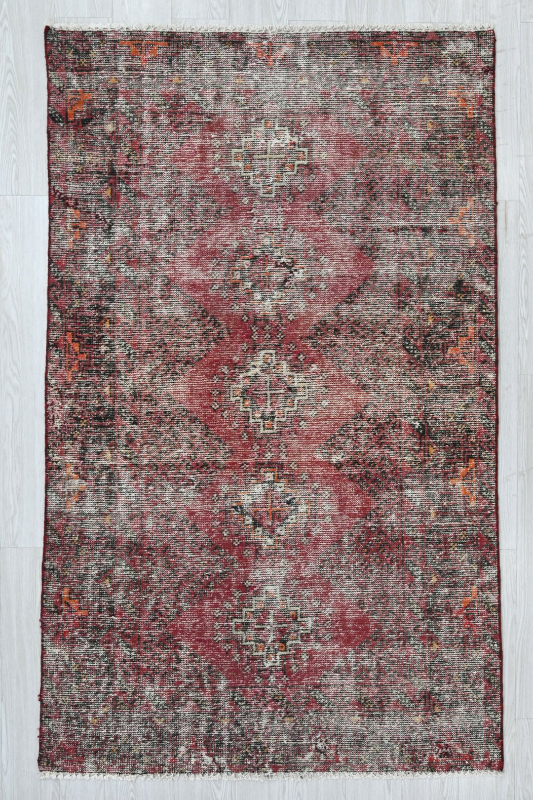 red Accent rug 3' 10" x 6' 4"