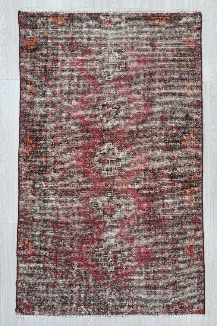 red Accent rug 3' 10" x 6' 4"