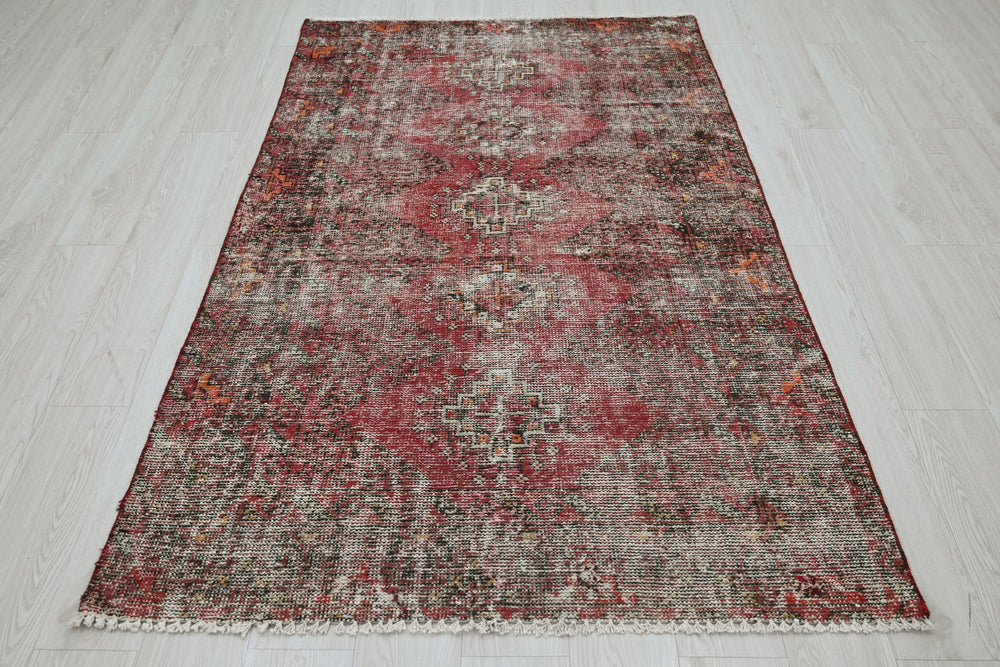 red Accent rug 3' 10" x 6' 4"