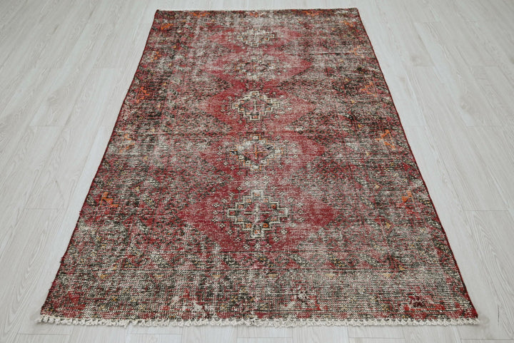 red Accent rug 3' 10" x 6' 4"