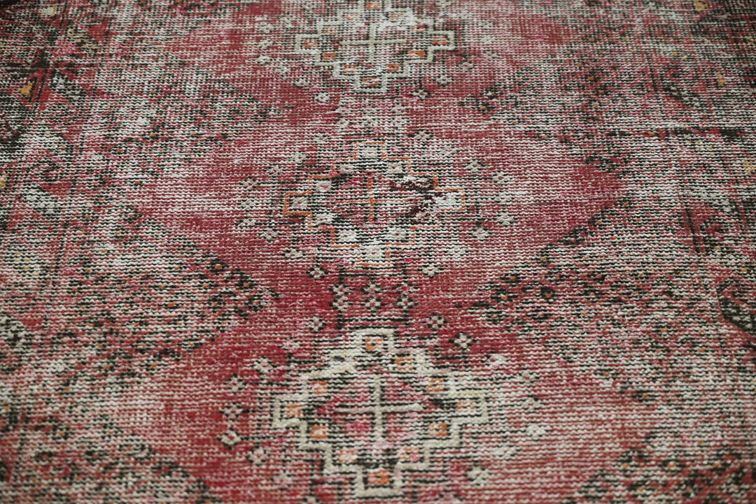 red Accent rug 3' 10" x 6' 4"