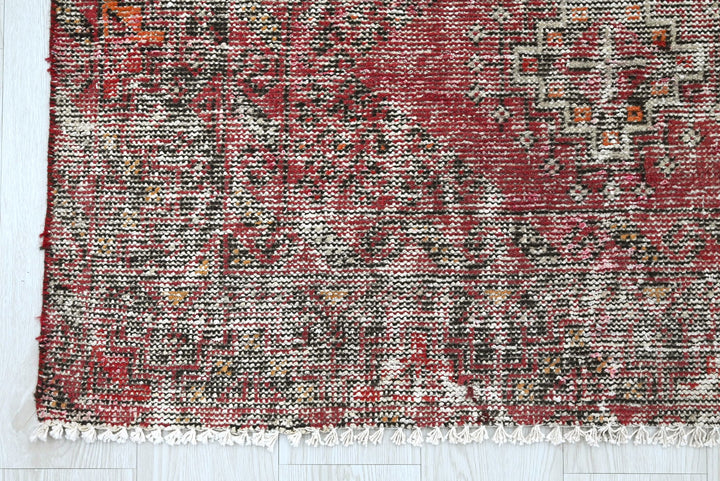 red Accent rug 3' 10" x 6' 4"