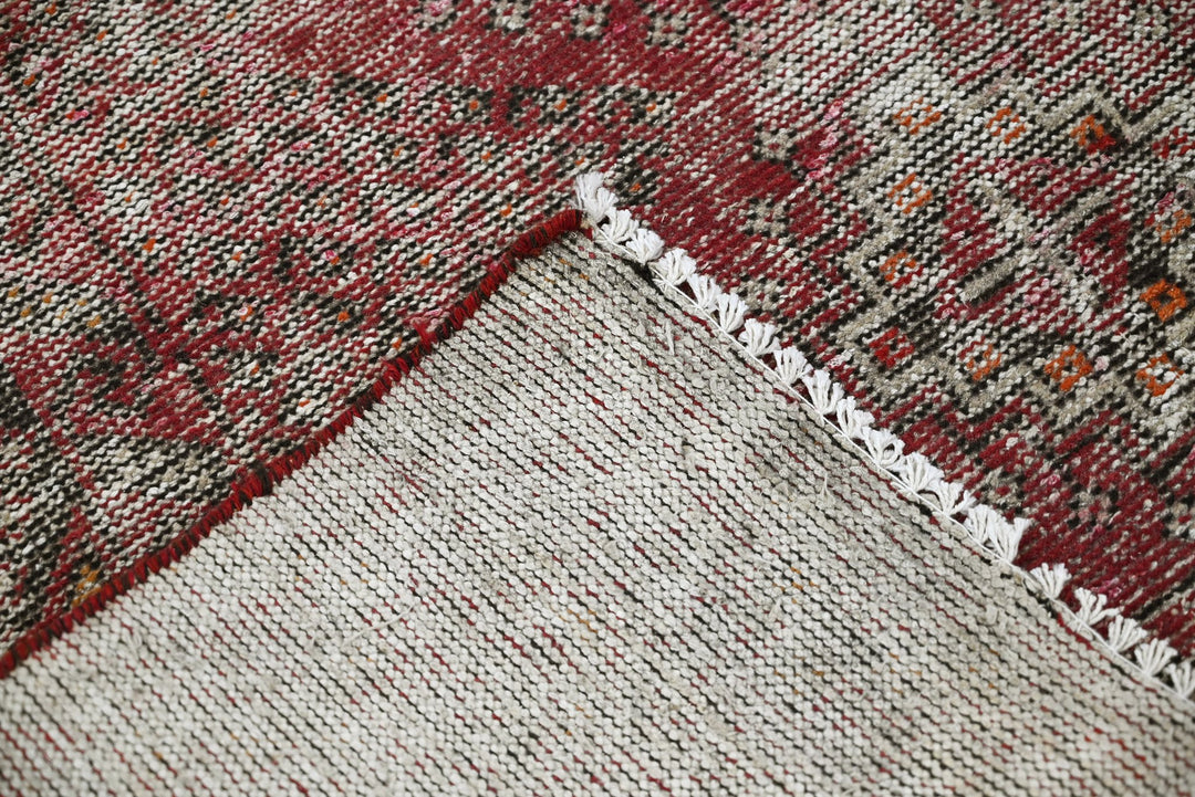 red Accent rug 3' 10" x 6' 4"