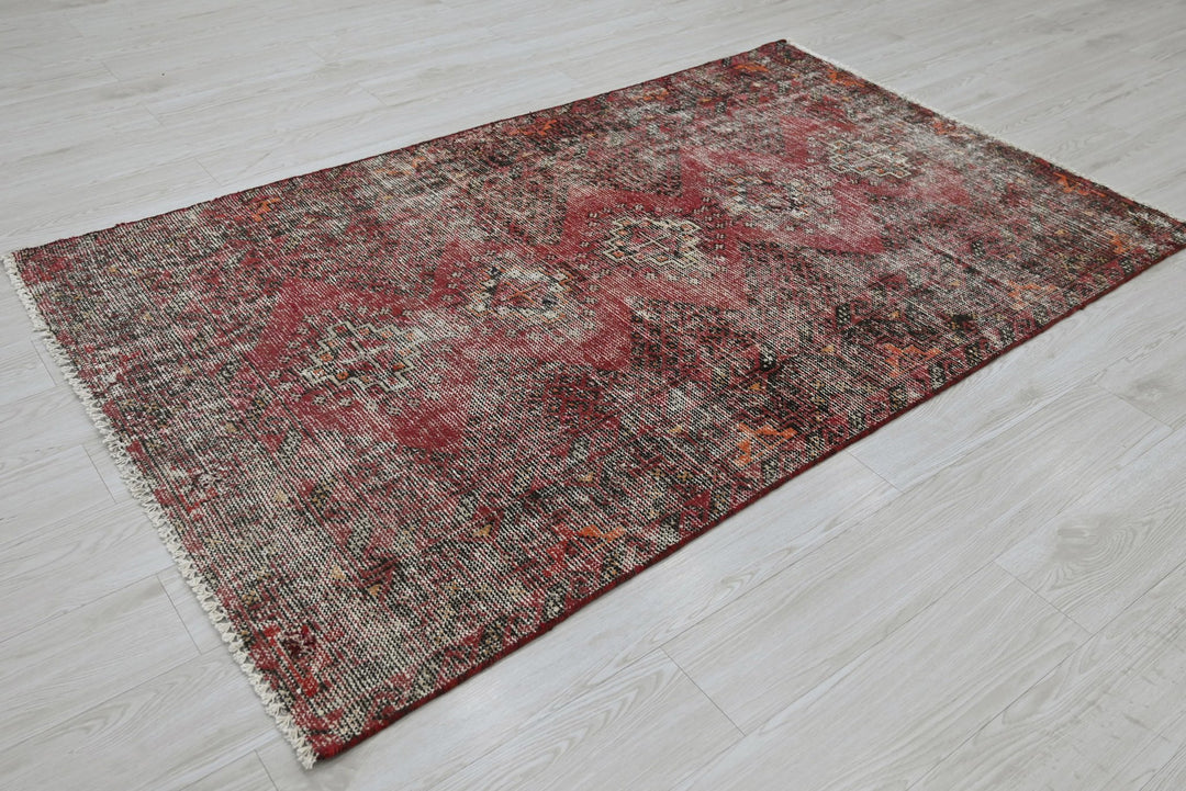 red Accent rug 3' 10" x 6' 4"