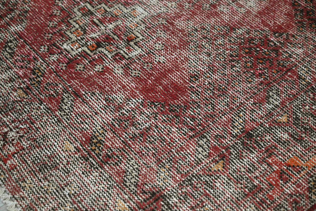 red Accent rug 3' 10" x 6' 4"