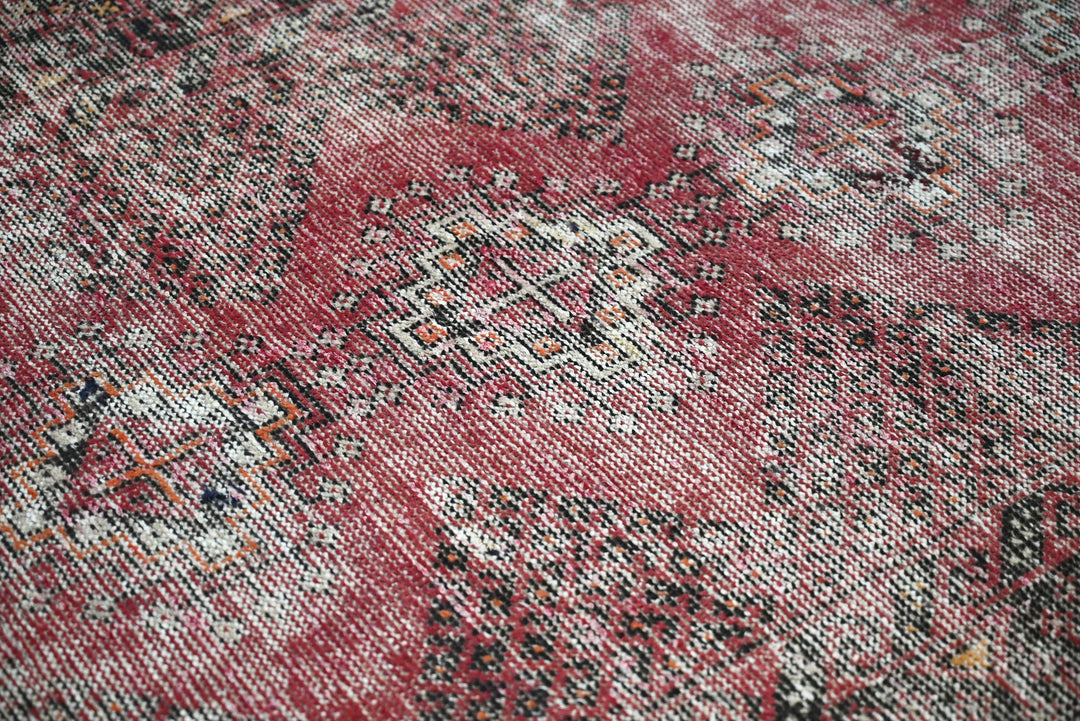 red Accent rug 3' 10" x 6' 4"