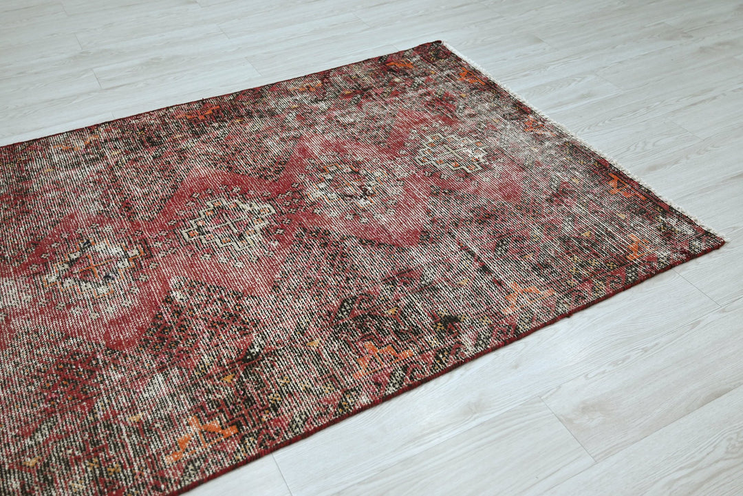 red Accent rug 3' 10" x 6' 4"