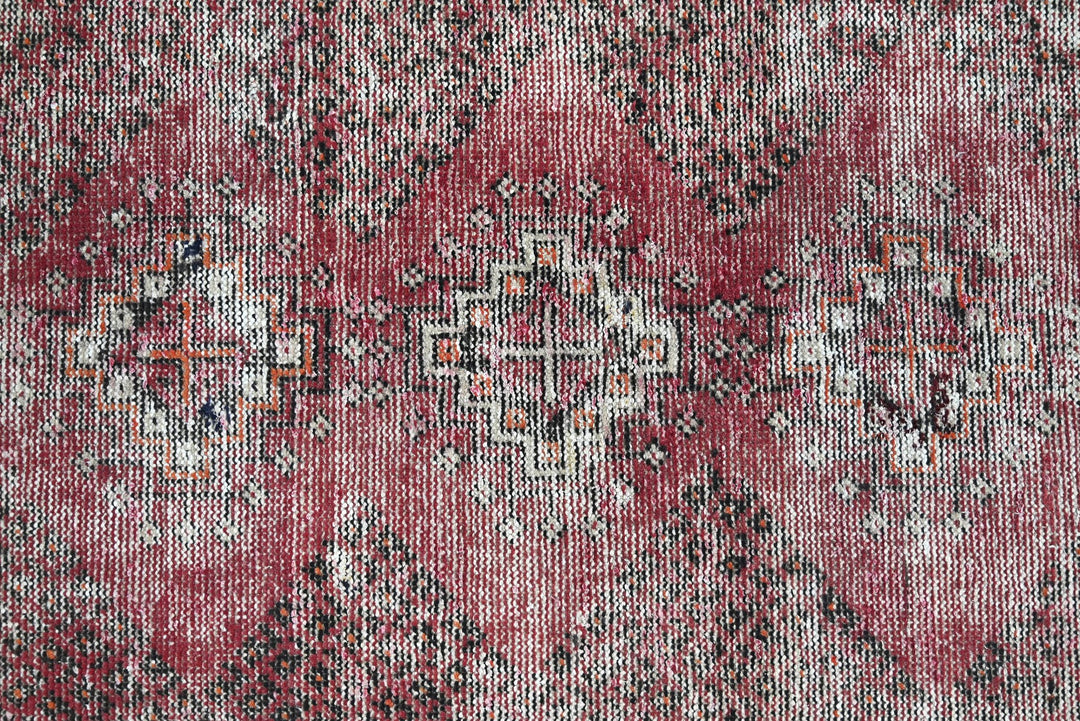 red Accent rug 3' 10" x 6' 4"