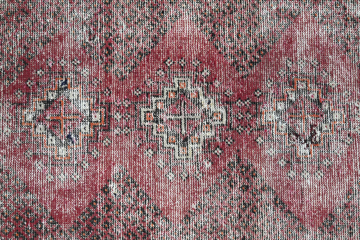 red Accent rug 3' 10" x 6' 4"