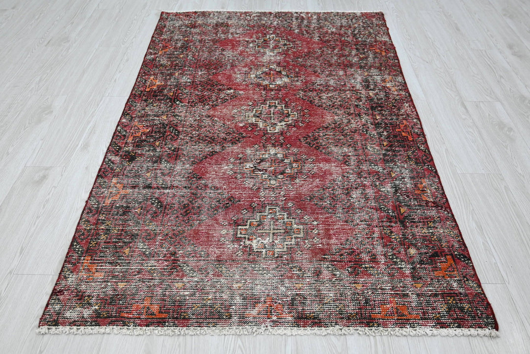 red Accent rug 3' 10" x 6' 4"