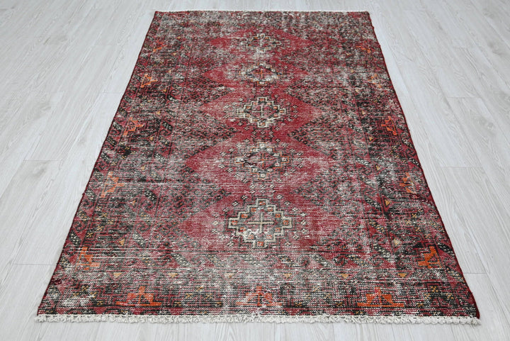 red Accent rug 3' 10" x 6' 4"